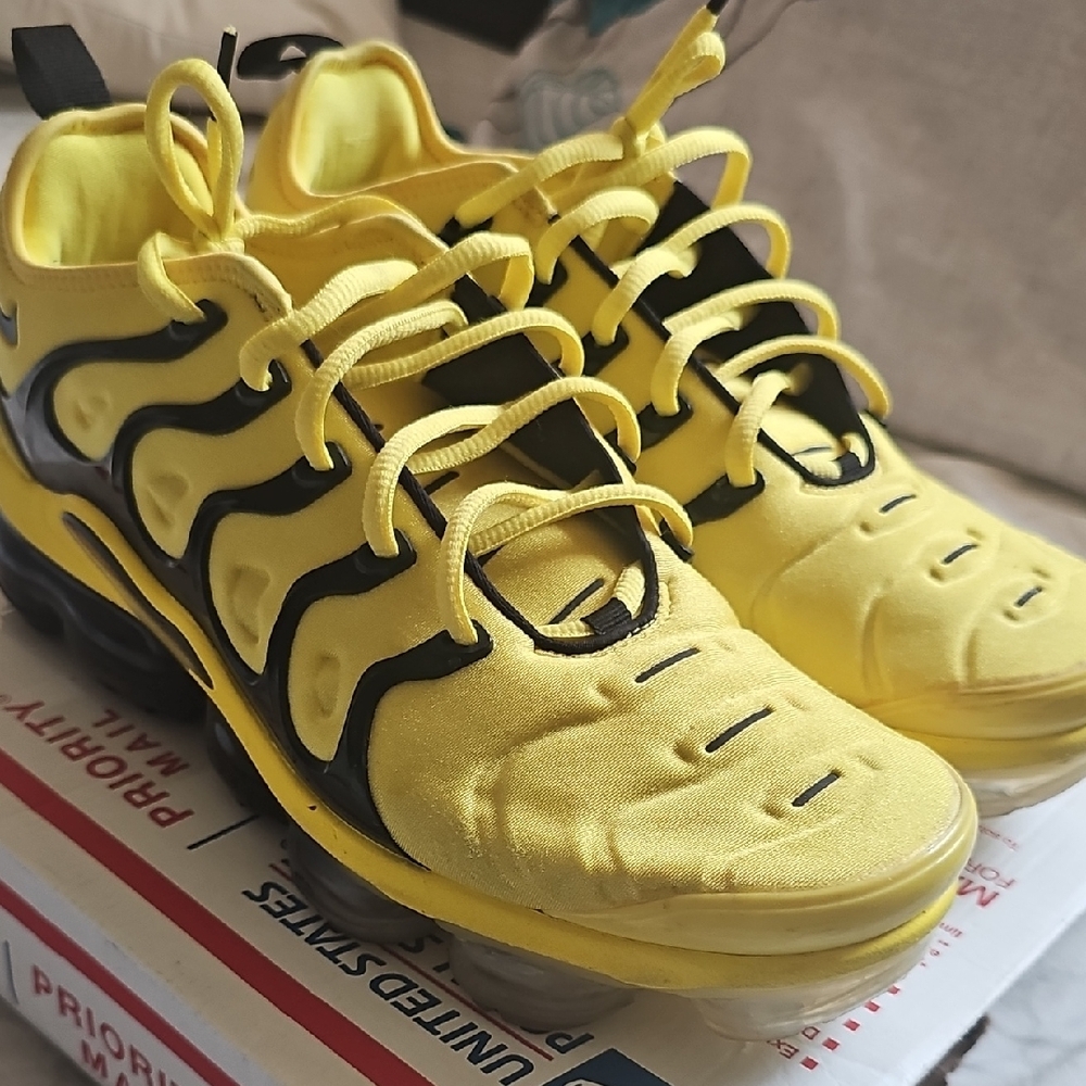 Nike Yellow and Black Sneakers with VaporMax Cushioning - Picture 2 of 6